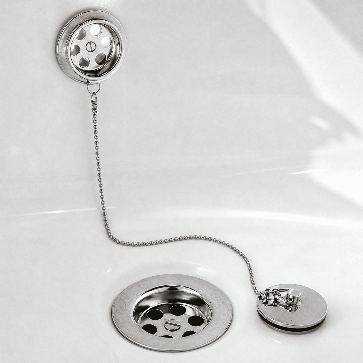 [BABW347] Balterley Round Bath Waste with Overflow, Brass Plug and Ball Chain, for Baths up to 20mm - Chrome - Silo