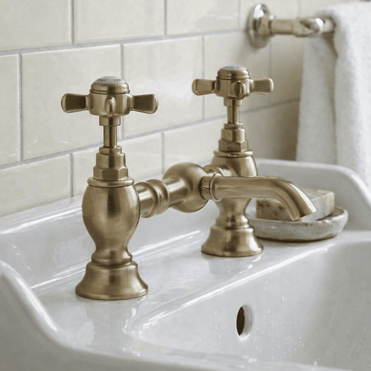 [BTKI815X] Hanchurch Traditional Crosshead Bridge 2 Tap Hole Mixer - Choice of Colour - Silo